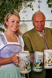Magdalena Neuner und Hofbräu Wirt Günter Steinberg (Foto. Martin Schmitz)